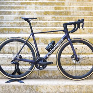 La Orbea ORCA M20iLTD 2024 es la bicicleta perfecta para ciclistas exigentes que buscan un rendimiento excepcional en carretera. Equipada con cuadro de carbono OMR ultraligero, grupo electrónico Shimano Ultegra Di2 de 12 velocidades y ruedas de carbono de alta calidad, ofrece aerodinámica, ligereza y una respuesta precisa en cada pedalada. Ideal para competiciones y rutas largas, destaca por su diseño innovador, geometría avanzada y acabados premium. Descubre la Orbea ORCA M20iLTD 2024, una combinación perfecta de tecnología y estilo para alcanzar tus metas en el ciclismo.