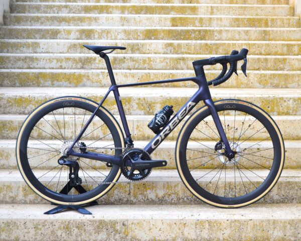 La Orbea ORCA M20iLTD 2024 es la bicicleta perfecta para ciclistas exigentes que buscan un rendimiento excepcional en carretera. Equipada con cuadro de carbono OMR ultraligero, grupo electrónico Shimano Ultegra Di2 de 12 velocidades y ruedas de carbono de alta calidad, ofrece aerodinámica, ligereza y una respuesta precisa en cada pedalada. Ideal para competiciones y rutas largas, destaca por su diseño innovador, geometría avanzada y acabados premium. Descubre la Orbea ORCA M20iLTD 2024, una combinación perfecta de tecnología y estilo para alcanzar tus metas en el ciclismo.