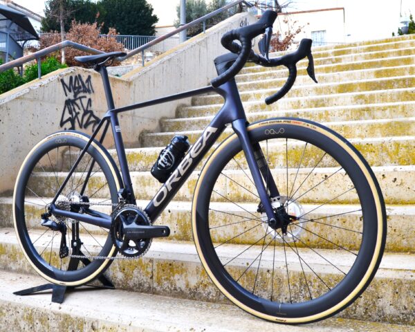 La Orbea ORCA M20iLTD 2024 es la bicicleta perfecta para ciclistas exigentes que buscan un rendimiento excepcional en carretera. Equipada con cuadro de carbono OMR ultraligero, grupo electrónico Shimano Ultegra Di2 de 12 velocidades y ruedas de carbono de alta calidad, ofrece aerodinámica, ligereza y una respuesta precisa en cada pedalada. Ideal para competiciones y rutas largas, destaca por su diseño innovador, geometría avanzada y acabados premium. Descubre la Orbea ORCA M20iLTD 2024, una combinación perfecta de tecnología y estilo para alcanzar tus metas en el ciclismo.