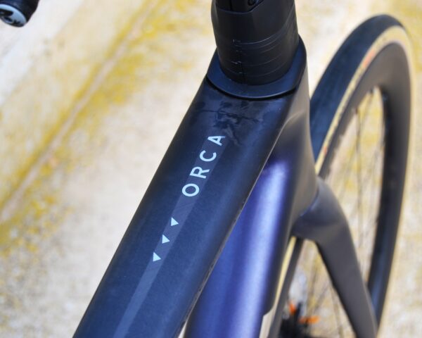 La Orbea ORCA M20iLTD 2024 es la bicicleta perfecta para ciclistas exigentes que buscan un rendimiento excepcional en carretera. Equipada con cuadro de carbono OMR ultraligero, grupo electrónico Shimano Ultegra Di2 de 12 velocidades y ruedas de carbono de alta calidad, ofrece aerodinámica, ligereza y una respuesta precisa en cada pedalada. Ideal para competiciones y rutas largas, destaca por su diseño innovador, geometría avanzada y acabados premium. Descubre la Orbea ORCA M20iLTD 2024, una combinación perfecta de tecnología y estilo para alcanzar tus metas en el ciclismo.