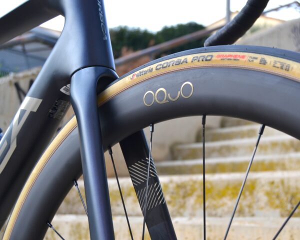 La Orbea ORCA M20iLTD 2024 es la bicicleta perfecta para ciclistas exigentes que buscan un rendimiento excepcional en carretera. Equipada con cuadro de carbono OMR ultraligero, grupo electrónico Shimano Ultegra Di2 de 12 velocidades y ruedas de carbono de alta calidad, ofrece aerodinámica, ligereza y una respuesta precisa en cada pedalada. Ideal para competiciones y rutas largas, destaca por su diseño innovador, geometría avanzada y acabados premium. Descubre la Orbea ORCA M20iLTD 2024, una combinación perfecta de tecnología y estilo para alcanzar tus metas en el ciclismo.