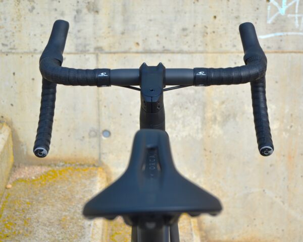 La Orbea ORCA M20iLTD 2024 es la bicicleta perfecta para ciclistas exigentes que buscan un rendimiento excepcional en carretera. Equipada con cuadro de carbono OMR ultraligero, grupo electrónico Shimano Ultegra Di2 de 12 velocidades y ruedas de carbono de alta calidad, ofrece aerodinámica, ligereza y una respuesta precisa en cada pedalada. Ideal para competiciones y rutas largas, destaca por su diseño innovador, geometría avanzada y acabados premium. Descubre la Orbea ORCA M20iLTD 2024, una combinación perfecta de tecnología y estilo para alcanzar tus metas en el ciclismo.