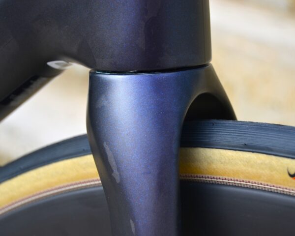 La Orbea ORCA M20iLTD 2024 es la bicicleta perfecta para ciclistas exigentes que buscan un rendimiento excepcional en carretera. Equipada con cuadro de carbono OMR ultraligero, grupo electrónico Shimano Ultegra Di2 de 12 velocidades y ruedas de carbono de alta calidad, ofrece aerodinámica, ligereza y una respuesta precisa en cada pedalada. Ideal para competiciones y rutas largas, destaca por su diseño innovador, geometría avanzada y acabados premium. Descubre la Orbea ORCA M20iLTD 2024, una combinación perfecta de tecnología y estilo para alcanzar tus metas en el ciclismo.