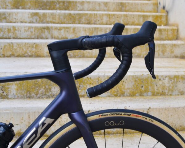 La Orbea ORCA M20iLTD 2024 es la bicicleta perfecta para ciclistas exigentes que buscan un rendimiento excepcional en carretera. Equipada con cuadro de carbono OMR ultraligero, grupo electrónico Shimano Ultegra Di2 de 12 velocidades y ruedas de carbono de alta calidad, ofrece aerodinámica, ligereza y una respuesta precisa en cada pedalada. Ideal para competiciones y rutas largas, destaca por su diseño innovador, geometría avanzada y acabados premium. Descubre la Orbea ORCA M20iLTD 2024, una combinación perfecta de tecnología y estilo para alcanzar tus metas en el ciclismo.