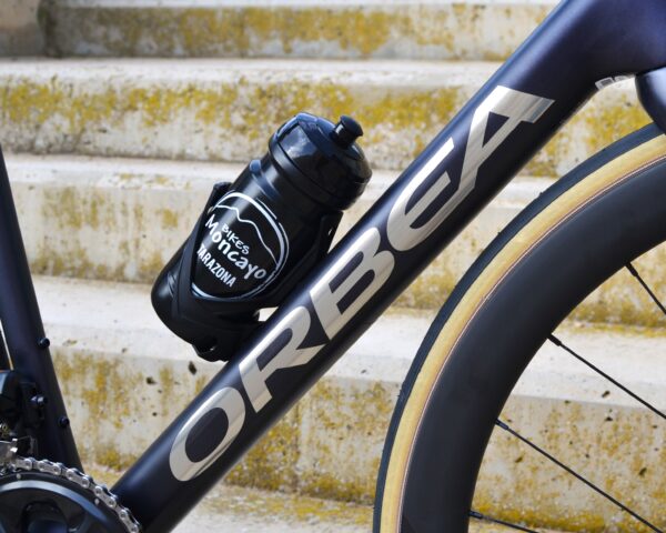 La Orbea ORCA M20iLTD 2024 es la bicicleta perfecta para ciclistas exigentes que buscan un rendimiento excepcional en carretera. Equipada con cuadro de carbono OMR ultraligero, grupo electrónico Shimano Ultegra Di2 de 12 velocidades y ruedas de carbono de alta calidad, ofrece aerodinámica, ligereza y una respuesta precisa en cada pedalada. Ideal para competiciones y rutas largas, destaca por su diseño innovador, geometría avanzada y acabados premium. Descubre la Orbea ORCA M20iLTD 2024, una combinación perfecta de tecnología y estilo para alcanzar tus metas en el ciclismo.