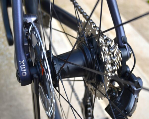 La Orbea ORCA M20iLTD 2024 es la bicicleta perfecta para ciclistas exigentes que buscan un rendimiento excepcional en carretera. Equipada con cuadro de carbono OMR ultraligero, grupo electrónico Shimano Ultegra Di2 de 12 velocidades y ruedas de carbono de alta calidad, ofrece aerodinámica, ligereza y una respuesta precisa en cada pedalada. Ideal para competiciones y rutas largas, destaca por su diseño innovador, geometría avanzada y acabados premium. Descubre la Orbea ORCA M20iLTD 2024, una combinación perfecta de tecnología y estilo para alcanzar tus metas en el ciclismo.