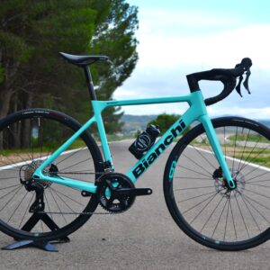 "Bicicleta Bianchi Sprint Disc Carbon Monocoque con cuadro de carbono, grupo Shimano 105 Di2, y ruedas Velomann VR30, diseñada para alto rendimiento y estilo."