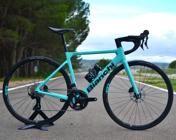 "Bicicleta Bianchi Sprint Disc Carbon Monocoque con cuadro de carbono, grupo Shimano 105 Di2, y ruedas Velomann VR30, diseñada para alto rendimiento y estilo."