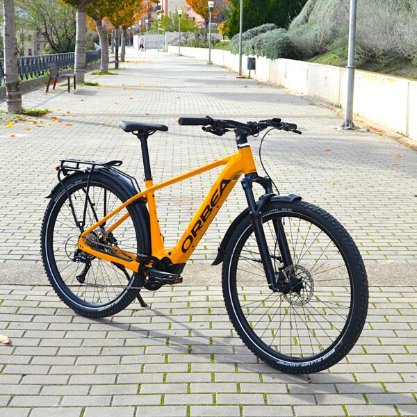 Bicicleta eléctrica de montaña Kemen SUV 40 2024, diseñada para aventuras al aire libre. Equipado con motor potente, batería de largo alcance y sistema de suspensión optimizado. Ideal para senderos y terrenos desafiantes, con ruedas de gran tamaño y frenos eficaces para un control superior.