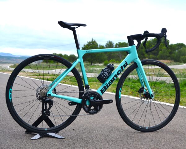 "Bicicleta Bianchi Sprint Disc Carbon Monocoque con cuadro de carbono, grupo Shimano 105 Di2, y ruedas Velomann VR30, diseñada para alto rendimiento y estilo."
