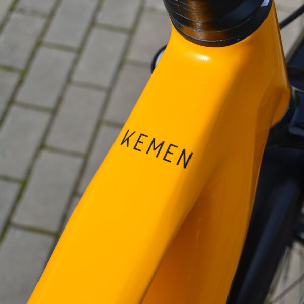 Bicicleta eléctrica de montaña Kemen SUV 40 2024, diseñada para aventuras al aire libre. Equipado con motor potente, batería de largo alcance y sistema de suspensión optimizado. Ideal para senderos y terrenos desafiantes, con ruedas de gran tamaño y frenos eficaces para un control superior.