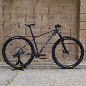 Bicicleta Orbea Alma M30 con cuadro de carbono Orbea OMR, horquilla RockShox Judy Silver TK 100mm, transmisión Shimano SLX 12 velocidades, ruedas Oquo MP28PRO y cubiertas Maxxis Ikon, ideal para XC y carreras de resistencia.