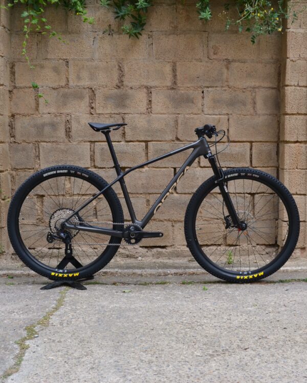 Bicicleta Orbea Alma M30 con cuadro de carbono Orbea OMR, horquilla RockShox Judy Silver TK 100mm, transmisión Shimano SLX 12 velocidades, ruedas Oquo MP28PRO y cubiertas Maxxis Ikon, ideal para XC y carreras de resistencia.