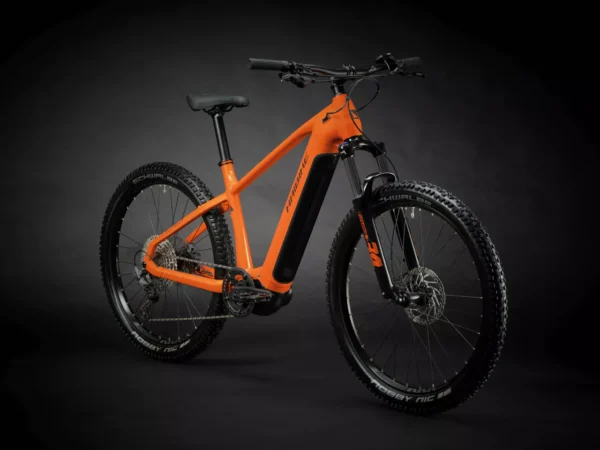 La Alltrack 6 es una bicicleta de montaña de alta calidad diseñada para ofrecer rendimiento y confort en terrenos técnicos y desafiantes. Con un cuadro de aluminio duradero y componentes de primer nivel, como una suspensión delantera de 120 mm y frenos hidráulicos, está equipada para afrontar aventuras en senderos con gran estabilidad. Además, su geometría optimizada proporciona una conducción ágil y segura, ideal para ciclistas que buscan tanto rendimiento en subida como en descenso. Perfecta para explorar el mundo fuera de la carretera.