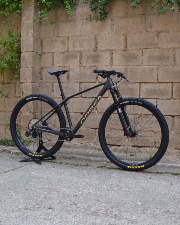 Bicicleta Orbea Alma M30 con cuadro de carbono Orbea OMR, horquilla RockShox Judy Silver TK 100mm, transmisión Shimano SLX 12 velocidades, ruedas Oquo MP28PRO y cubiertas Maxxis Ikon, ideal para XC y carreras de resistencia.