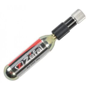 Adaptador Zefal EZ Control FC – Compacto, Ligero y Versátil REF. 3420584015011 / EAN. 3420584015011 El adaptador Zefal EZ Control FC es la solución ideal para inflar tus neumáticos de manera fácil y rápida, ya sea en carretera, montaña o con tu bicicleta de paseo. Su diseño compacto y ligero te permite llevarlo contigo a cualquier lugar, convirtiéndolo en el compañero perfecto para emergencias. Características principales: Material: Fabricado en aluminio de alta calidad para mayor durabilidad. Peso: Solo 32 g, perfecto para llevarlo sin que ocupe espacio. Compatibilidad: Apto para válvulas Presta y Schrader. Cartucho: Incluye un cartucho de 16 g con rosca. Tecnología Z-Flow: Controla el flujo de CO2 con precisión mediante un sistema de desenroscado. Un accesorio esencial para cualquier ciclista que busque practicidad y eficiencia. ¡Prepárate para cualquier imprevisto con el Zefal EZ Control FC!