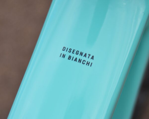 "Bicicleta Bianchi Sprint Disc Carbon Monocoque con cuadro de carbono, grupo Shimano 105 Di2, y ruedas Velomann VR30, diseñada para alto rendimiento y estilo."