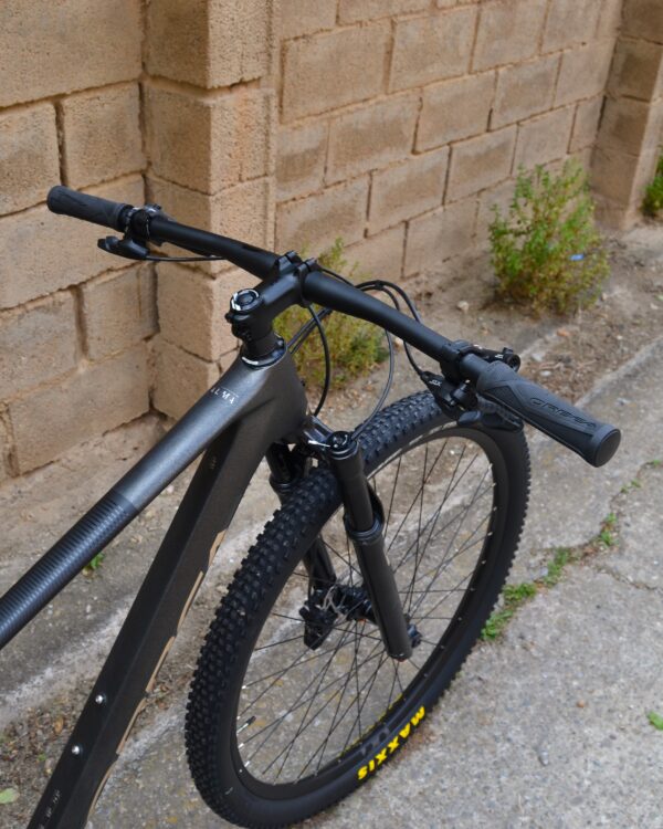 Bicicleta Orbea Alma M30 con cuadro de carbono Orbea OMR, horquilla RockShox Judy Silver TK 100mm, transmisión Shimano SLX 12 velocidades, ruedas Oquo MP28PRO y cubiertas Maxxis Ikon, ideal para XC y carreras de resistencia.