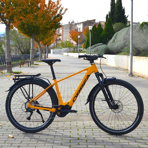 Bicicleta eléctrica de montaña Kemen SUV 40 2024, diseñada para aventuras al aire libre. Equipado con motor potente, batería de largo alcance y sistema de suspensión optimizado. Ideal para senderos y terrenos desafiantes, con ruedas de gran tamaño y frenos eficaces para un control superior.