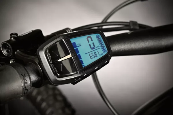 Una bicicleta eléctrica de montaña Haibike HardNine 5.0, diseñada para aventuras en terrenos desafiantes. Su cuadro de aluminio azul con detalles amarillos integra componentes Bosch de alto rendimiento y ruedas de 29", ideal para explorar senderos.