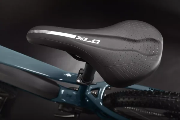 Una bicicleta eléctrica de montaña Haibike HardNine 5.0, diseñada para aventuras en terrenos desafiantes. Su cuadro de aluminio azul con detalles amarillos integra componentes Bosch de alto rendimiento y ruedas de 29", ideal para explorar senderos.