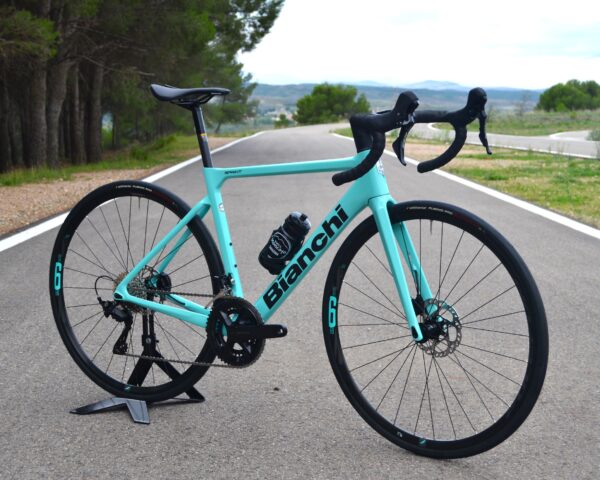"Bicicleta Bianchi Sprint Disc Carbon Monocoque con cuadro de carbono, grupo Shimano 105 Di2, y ruedas Velomann VR30, diseñada para alto rendimiento y estilo."