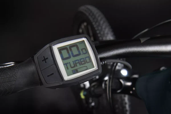 Una bicicleta eléctrica de montaña Haibike HardNine 5.0, diseñada para aventuras en terrenos desafiantes. Su cuadro de aluminio azul con detalles amarillos integra componentes Bosch de alto rendimiento y ruedas de 29", ideal para explorar senderos.