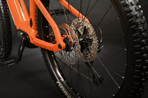 La Alltrack 6 es una bicicleta de montaña de alta calidad diseñada para ofrecer rendimiento y confort en terrenos técnicos y desafiantes. Con un cuadro de aluminio duradero y componentes de primer nivel, como una suspensión delantera de 120 mm y frenos hidráulicos, está equipada para afrontar aventuras en senderos con gran estabilidad. Además, su geometría optimizada proporciona una conducción ágil y segura, ideal para ciclistas que buscan tanto rendimiento en subida como en descenso. Perfecta para explorar el mundo fuera de la carretera.