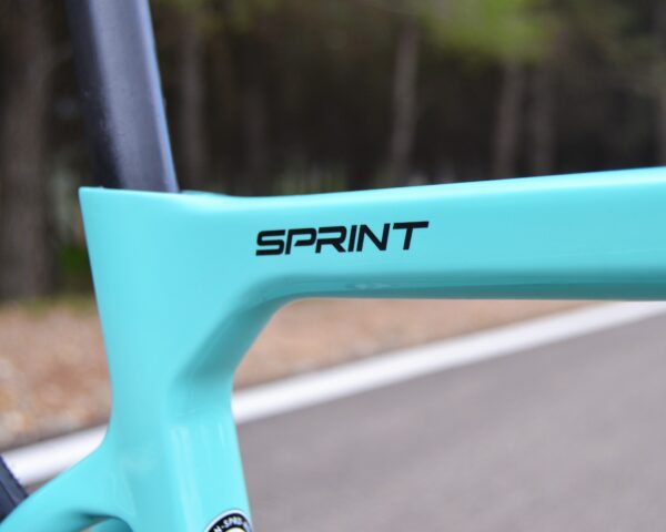 "Bicicleta Bianchi Sprint Disc Carbon Monocoque con cuadro de carbono, grupo Shimano 105 Di2, y ruedas Velomann VR30, diseñada para alto rendimiento y estilo."