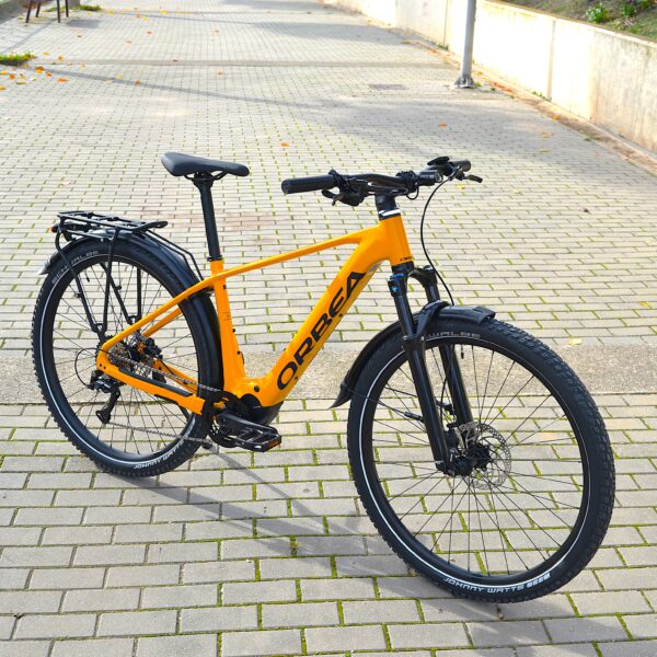 Bicicleta eléctrica de montaña Kemen SUV 40 2024, diseñada para aventuras al aire libre. Equipado con motor potente, batería de largo alcance y sistema de suspensión optimizado. Ideal para senderos y terrenos desafiantes, con ruedas de gran tamaño y frenos eficaces para un control superior.