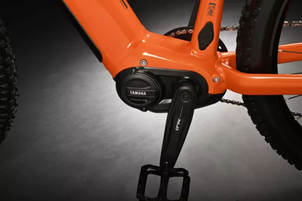 La Alltrack 6 es una bicicleta de montaña de alta calidad diseñada para ofrecer rendimiento y confort en terrenos técnicos y desafiantes. Con un cuadro de aluminio duradero y componentes de primer nivel, como una suspensión delantera de 120 mm y frenos hidráulicos, está equipada para afrontar aventuras en senderos con gran estabilidad. Además, su geometría optimizada proporciona una conducción ágil y segura, ideal para ciclistas que buscan tanto rendimiento en subida como en descenso. Perfecta para explorar el mundo fuera de la carretera.