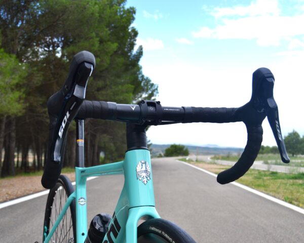 "Bicicleta Bianchi Sprint Disc Carbon Monocoque con cuadro de carbono, grupo Shimano 105 Di2, y ruedas Velomann VR30, diseñada para alto rendimiento y estilo."