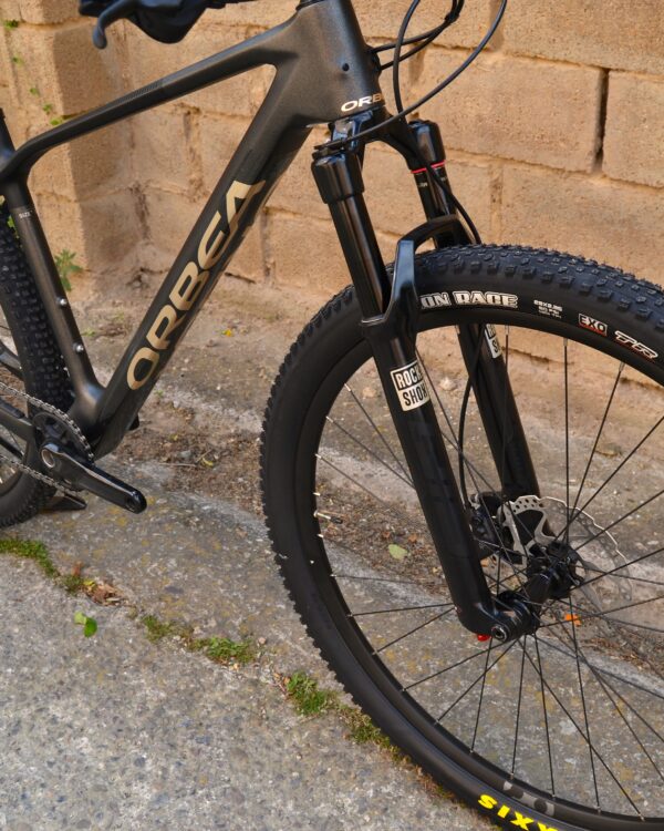 Bicicleta Orbea Alma M30 con cuadro de carbono Orbea OMR, horquilla RockShox Judy Silver TK 100mm, transmisión Shimano SLX 12 velocidades, ruedas Oquo MP28PRO y cubiertas Maxxis Ikon, ideal para XC y carreras de resistencia.