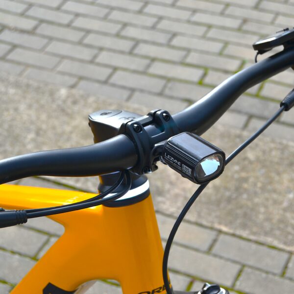 Bicicleta eléctrica de montaña Kemen SUV 40 2024, diseñada para aventuras al aire libre. Equipado con motor potente, batería de largo alcance y sistema de suspensión optimizado. Ideal para senderos y terrenos desafiantes, con ruedas de gran tamaño y frenos eficaces para un control superior.