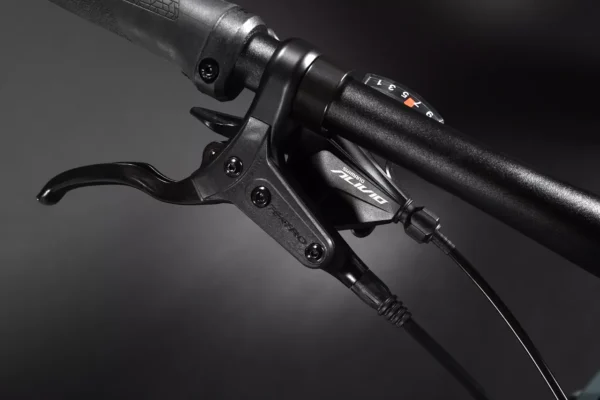 Una bicicleta eléctrica de montaña Haibike HardNine 5.0, diseñada para aventuras en terrenos desafiantes. Su cuadro de aluminio azul con detalles amarillos integra componentes Bosch de alto rendimiento y ruedas de 29", ideal para explorar senderos.