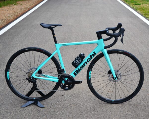 "Bicicleta Bianchi Sprint Disc Carbon Monocoque con cuadro de carbono, grupo Shimano 105 Di2, y ruedas Velomann VR30, diseñada para alto rendimiento y estilo."