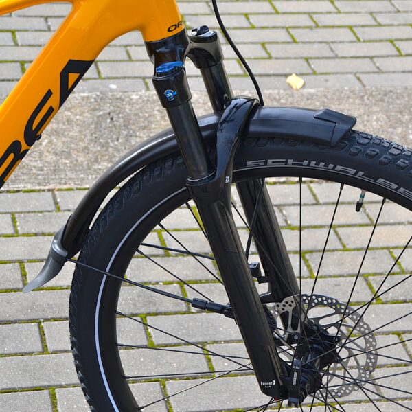 Bicicleta eléctrica de montaña Kemen SUV 40 2024, diseñada para aventuras al aire libre. Equipado con motor potente, batería de largo alcance y sistema de suspensión optimizado. Ideal para senderos y terrenos desafiantes, con ruedas de gran tamaño y frenos eficaces para un control superior.
