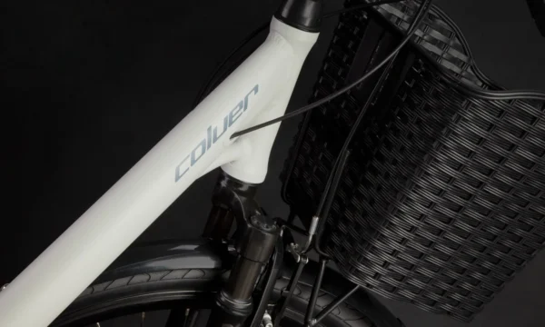 Vista lateral de una bicicleta Coluer Bahía 721, diseñada para carretera con cuadro de aluminio, horquilla de carbono y componentes Shimano, ideal para ciclistas que buscan rendimiento y fiabilidad en rutas asfaltadas.