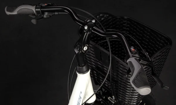 Vista lateral de una bicicleta Coluer Bahía 721, diseñada para carretera con cuadro de aluminio, horquilla de carbono y componentes Shimano, ideal para ciclistas que buscan rendimiento y fiabilidad en rutas asfaltadas.