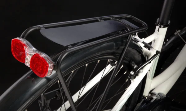 Vista lateral de una bicicleta Coluer Bahía 721, diseñada para carretera con cuadro de aluminio, horquilla de carbono y componentes Shimano, ideal para ciclistas que buscan rendimiento y fiabilidad en rutas asfaltadas.