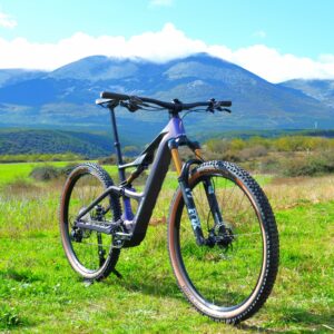 La Orbea Rise SL M10 2025 utiliza el sistema Shimano EP8 como motor, lo que ofrece un rendimiento potente y eficiente para ciclistas que buscan una eMTB de alto nivel. Este sistema proporciona una asistencia suave y controlada en diversas condiciones, combinándose con una batería de alto rendimiento y componentes de calidad como la suspensión Fox y la transmisión Shimano XT. Es ideal para aquellos que buscan una experiencia de ciclismo de montaña eléctrica optimizada.