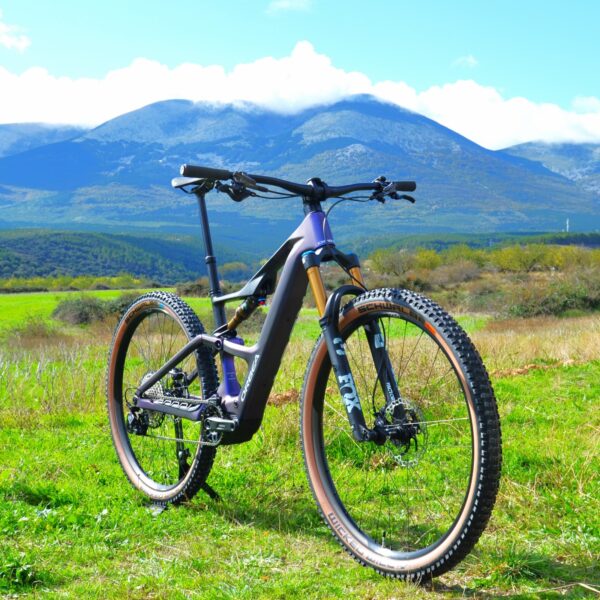 La Orbea Rise SL M10 2025 utiliza el sistema Shimano EP8 como motor, lo que ofrece un rendimiento potente y eficiente para ciclistas que buscan una eMTB de alto nivel. Este sistema proporciona una asistencia suave y controlada en diversas condiciones, combinándose con una batería de alto rendimiento y componentes de calidad como la suspensión Fox y la transmisión Shimano XT. Es ideal para aquellos que buscan una experiencia de ciclismo de montaña eléctrica optimizada.