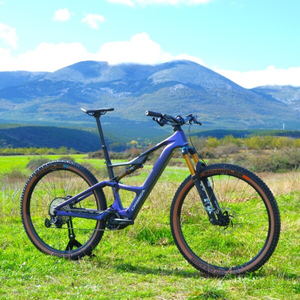 La Orbea Rise SL M10 2025 utiliza el sistema Shimano EP8 como motor, lo que ofrece un rendimiento potente y eficiente para ciclistas que buscan una eMTB de alto nivel. Este sistema proporciona una asistencia suave y controlada en diversas condiciones, combinándose con una batería de alto rendimiento y componentes de calidad como la suspensión Fox y la transmisión Shimano XT. Es ideal para aquellos que buscan una experiencia de ciclismo de montaña eléctrica optimizada.