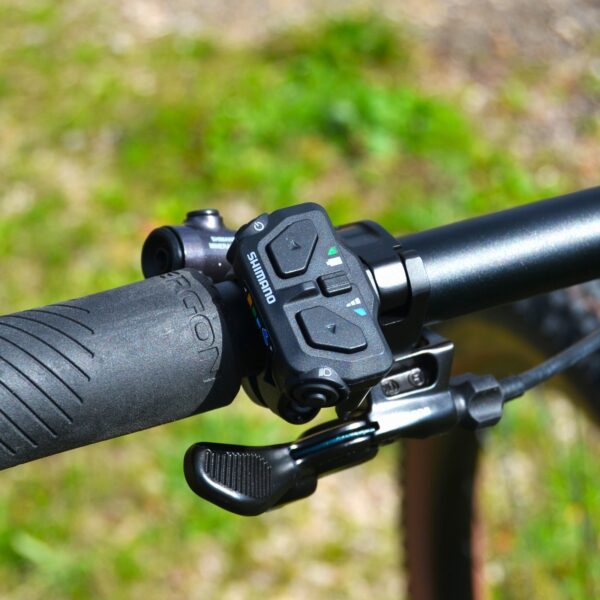 La Orbea Rise SL M10 2025 utiliza el sistema Shimano EP8 como motor, lo que ofrece un rendimiento potente y eficiente para ciclistas que buscan una eMTB de alto nivel. Este sistema proporciona una asistencia suave y controlada en diversas condiciones, combinándose con una batería de alto rendimiento y componentes de calidad como la suspensión Fox y la transmisión Shimano XT. Es ideal para aquellos que buscan una experiencia de ciclismo de montaña eléctrica optimizada.