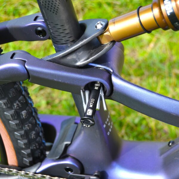 La Orbea Rise SL M10 2025 utiliza el sistema Shimano EP8 como motor, lo que ofrece un rendimiento potente y eficiente para ciclistas que buscan una eMTB de alto nivel. Este sistema proporciona una asistencia suave y controlada en diversas condiciones, combinándose con una batería de alto rendimiento y componentes de calidad como la suspensión Fox y la transmisión Shimano XT. Es ideal para aquellos que buscan una experiencia de ciclismo de montaña eléctrica optimizada.