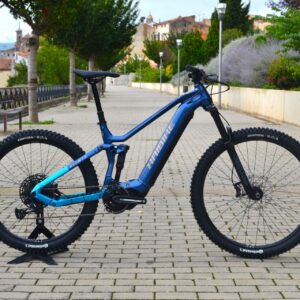 La Haibike ALLMTN 2 es una bicicleta eléctrica de montaña diseñada para conquistar cualquier terreno. Equipado con un motor Yamaha PW-X3, batería de 720 Wh y una horquilla RockShox de 160 mm de recorrido, este modelo ofrece una experiencia de conducción única. Con un diseño de rueda Mullet (29" delante, 27.5" detrás) y componentes de calidad como el SRAM SX Eagle de 12 velocidades, es ideal para aventuras largas y desafiantes. Su cuadro de aluminio y frenos TRP Slate T4 aseguran durabilidad y control excepcionales.