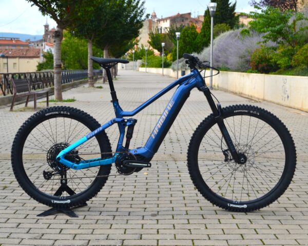 La Haibike ALLMTN 2 es una bicicleta eléctrica de montaña diseñada para conquistar cualquier terreno. Equipado con un motor Yamaha PW-X3, batería de 720 Wh y una horquilla RockShox de 160 mm de recorrido, este modelo ofrece una experiencia de conducción única. Con un diseño de rueda Mullet (29" delante, 27.5" detrás) y componentes de calidad como el SRAM SX Eagle de 12 velocidades, es ideal para aventuras largas y desafiantes. Su cuadro de aluminio y frenos TRP Slate T4 aseguran durabilidad y control excepcionales.