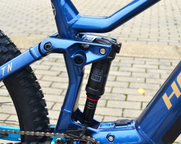 La Haibike ALLMTN 2 es una bicicleta eléctrica de montaña diseñada para conquistar cualquier terreno. Equipado con un motor Yamaha PW-X3, batería de 720 Wh y una horquilla RockShox de 160 mm de recorrido, este modelo ofrece una experiencia de conducción única. Con un diseño de rueda Mullet (29" delante, 27.5" detrás) y componentes de calidad como el SRAM SX Eagle de 12 velocidades, es ideal para aventuras largas y desafiantes. Su cuadro de aluminio y frenos TRP Slate T4 aseguran durabilidad y control excepcionales.