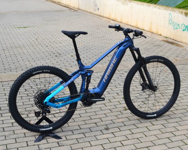 La Haibike ALLMTN 2 es una bicicleta eléctrica de montaña diseñada para conquistar cualquier terreno. Equipado con un motor Yamaha PW-X3, batería de 720 Wh y una horquilla RockShox de 160 mm de recorrido, este modelo ofrece una experiencia de conducción única. Con un diseño de rueda Mullet (29" delante, 27.5" detrás) y componentes de calidad como el SRAM SX Eagle de 12 velocidades, es ideal para aventuras largas y desafiantes. Su cuadro de aluminio y frenos TRP Slate T4 aseguran durabilidad y control excepcionales.