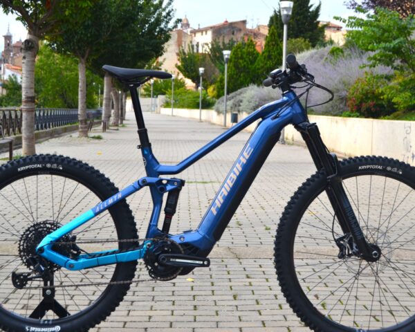 La Haibike ALLMTN 2 es una bicicleta eléctrica de montaña diseñada para conquistar cualquier terreno. Equipado con un motor Yamaha PW-X3, batería de 720 Wh y una horquilla RockShox de 160 mm de recorrido, este modelo ofrece una experiencia de conducción única. Con un diseño de rueda Mullet (29" delante, 27.5" detrás) y componentes de calidad como el SRAM SX Eagle de 12 velocidades, es ideal para aventuras largas y desafiantes. Su cuadro de aluminio y frenos TRP Slate T4 aseguran durabilidad y control excepcionales.